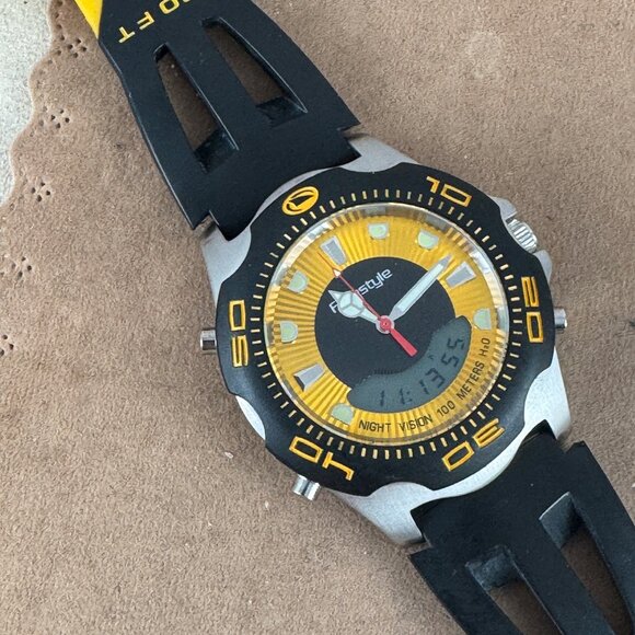 1990's Freestyle Shark 609 Performance Watch with Digital Timing - Picture 5 of 15